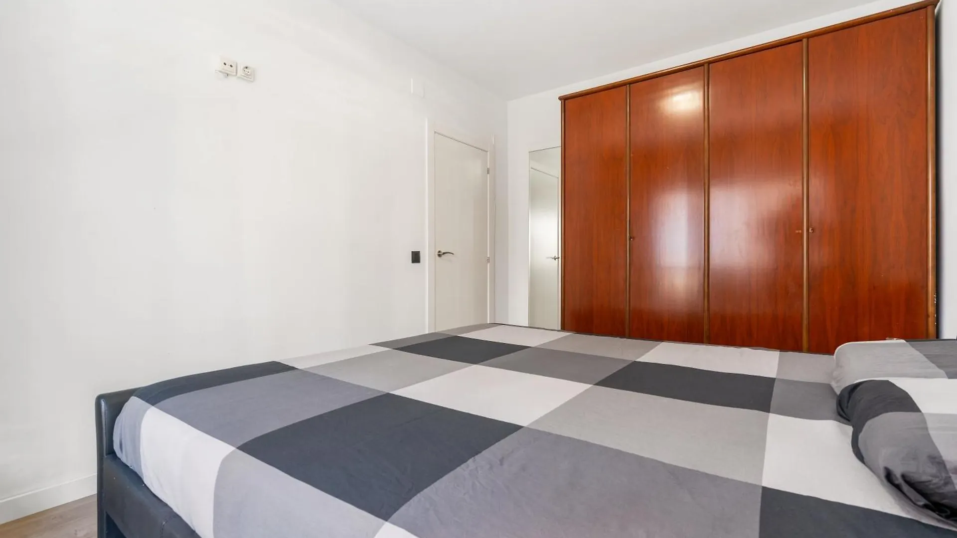 Your Home In Barcelona Office & Gym & Parking Free 西班牙